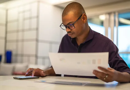 Image libre de droit personne travaillant seul Taxe d'apprentissage